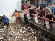 Kapolres Turun Langsung di Bawah Jembatan Sungai Kendal, Bersihkan Sampah yang Menggunung