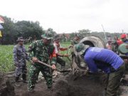 Dandim Brebes Terjun Langsung Bantu Pengecoran Jalan Rabat Beton