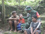 Begini Kedekatan Dandim 0713/Brebes Bersama Anak-Anak Cikuya di Tengah Kesibukan TMMD