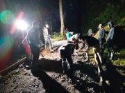 Tak Kenal Lelah, Danramil Ciwidey Terjun Langsung Kebut Pengecoran Jalan Rabat Beton