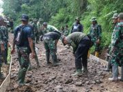 Pengerjaan Jalan Rabat Beton Dimaksimalkan, Walau Tengah Jalani Puasa TNI dan Masyarakat Tetap Semangat