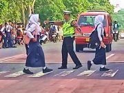 Turun ke Jalan Melakukan Pengaturan dan Pengamanan