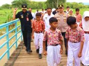 Para Siswa Ikut Dilibatkan Dalam Peresmian Jembatan