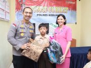 Pelajar Poncowarno Terima Bantuan Alat Sekolah dari Polres Kebumen