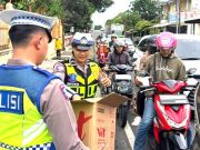 Bagikan Ratusan Takjil, Disertai Pesan Tertib Berlalu Lintas