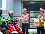 Menggelar Aksi Bagi-bagi Takjil, Menyampaikan Pesan Keselamatan