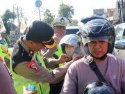 Pengendara Tertib, Polres Kebumen Beri Minyak Goreng dan Cokelat