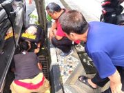 Minta Bantuan Damkar, Kunci Kontak Terjatuh Masuk ke Saluran Trotoar