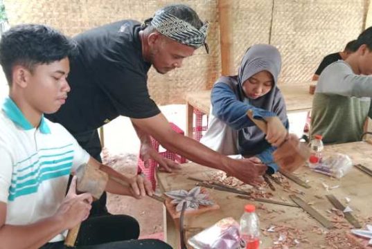 20 Pelajar SLTA Putra – Putri ASN Ikuti Kelas Mengukir