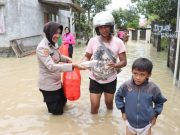 Aksi Kemanusiaan di Tengah Banjir, Polwan Polres Grobogan Bersama Bhayangkari Bagikan 1000 Nasi Kotak