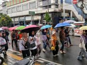 Diwarnai Rintik Hujan, Peserta Jalan Sehat Perumda Tirta Aji Tetap Sampai Finish
