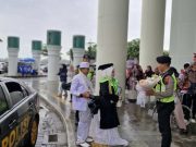 Nikah dan Wisuda di Hari yang Sama, Pasangan Pengantin Ini Minta Kawalan Polisi