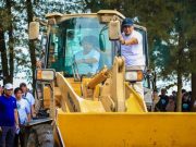 Naik Alat Berat di Pantai Jodo, Ahmad Luthfi-Taj Yasin Pimpin Gerakan Jateng ASRI Serentak di 35 Daerah