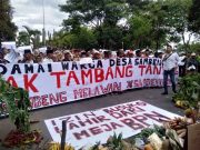 Ratusan Warga Sambeng Datangi Kantor DPRD Bawa Sayur dan Buah
