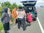 Petugas PJR Polda Jateng Beri Teguran Humanis hingga Bantu Pengendara Ganti Ban