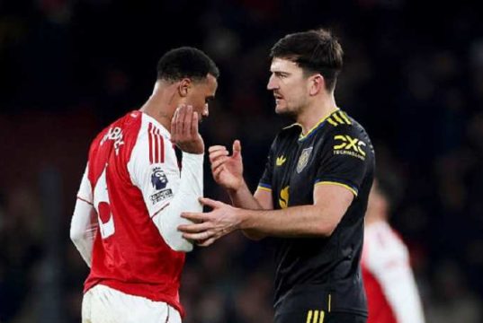 Nyala Sepak Bola dalam Drama Manusia