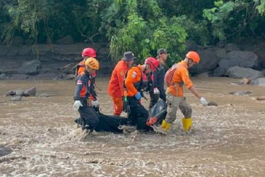 Tim SAR Gabungan Temukan Dua Korban Meninggal Terjepit Batu di Sungai