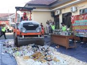 Polres Kebumen Musnahkan 3.200 Botol Miras dan Ciu