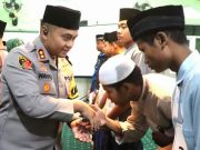 Menyalurkan Bansos, Memberikan Pelayanan Kesehatan Secara Gratis