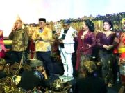 Menyajikan Lakon Bima Suci, Membagikan Gratis Bakso Seribu Porsi
