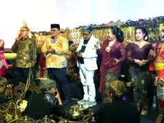 Menyajikan Lakon Bima Suci, Membagikan Gratis Bakso Seribu Porsi