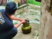 Api Berkobar dari Regulator Tabung Gas saat Memasak Teh Ginastel
