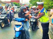 Aksi Bagi-bagi Takjil Disertai Pesan Hati-hati dalam Berkendaraan