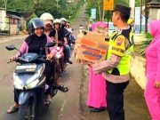 Ibu-ibu Bhayangkari Ikut Dilibatkan dalam Aksi Bagi-bagi Takjil