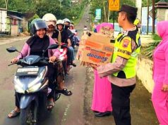 Ibu-ibu Bhayangkari Ikut Dilibatkan dalam Aksi Bagi-bagi Takjil