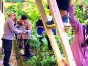 Gotong Royong Memperbaiki Atap Sekolah yang Rusak Karena Puting Beliung