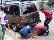 Mengevakuasi Mobil yang Rodanya Terjepit Lubang Saluran Tepi Jalan