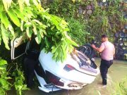 Hilang Kendali, Mobil Terperosok ke Dasar Jurang Tepi Jalan