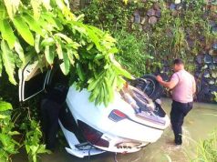 Hilang Kendali, Mobil Terperosok ke Dasar Jurang Tepi Jalan