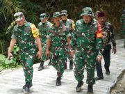 Tim Wasev Mabesad Tinjau TMMD di Somagede, Serahkan Bantuan Kaki Palsu