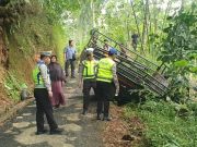 Pikap Angkut 29 Warga Terguling di Sempor, Tiga Meninggal