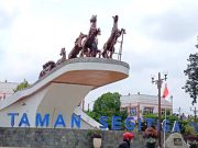 Sambut Hari Jadi ke-300, Dinas Lingkungan Hidup Grobogan Percantik Patung Boyong Grobog di Taman Segitiga Emas