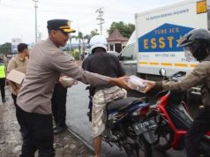 Polres Tegal Kota Edukasi Pengendara Sambil Bagi Tajil