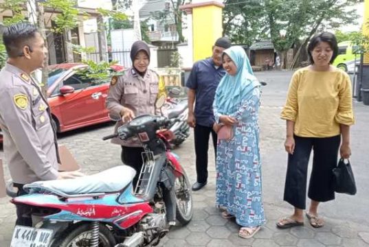 Ada Masalah Keluarga, Perempuan Kudus Ini Pilih Buang Motor