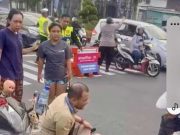 Momen Gubernur Ahmad Luthfi Tolong Korban Laka Lantas di Gombel, Bantu Evakuasi dan Panggilkan Ambulans