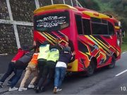 Personil Polres Wonosobo Bantu Pengendara Mogok di Jalur Wisata Dieng