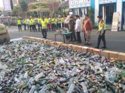 Berantas Miras, Polres Kudus Musnahkan Ribuan Botol di Alun-Alun