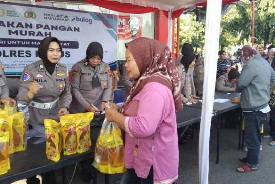 Polres Kudus Gelar Gerakan Pangan Murah di Simpang Tujuh, Beras SPHP Dijual di Bawah HET
