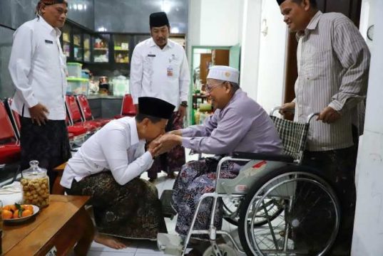 Tawadlu! Bupati Kudus Sam’ani Sowan Para Kiai Sepuh, Perkuat Sinergi Idulfitri