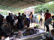 Warga Borong Pakaian Bekas Berkualitas Bayar Bebas di Masjid Diponegoro Pleburan