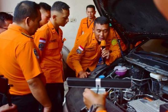Personel Basarnas Semarang Latihan Penanganan Evakuasi Penumpang Mobil Listrik Bareng Dealer BYD Haka Auto