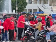 ‘Perempuan Banteng’ Bagikan 1.500 Paket Buka Puasa di Alun-Alun Sragen