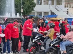 ‘Perempuan Banteng’ Bagikan 1.500 Paket Buka Puasa di Alun-Alun Sragen