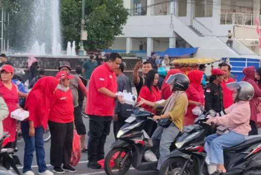 ‘Perempuan Banteng’ Bagikan 1.500 Paket Buka Puasa di Alun-Alun Sragen