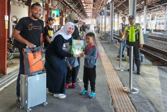 Balai Bahasa Jateng Gelar ‘Mudik Asyik Baca Buku’ di Stasiun Tawang
