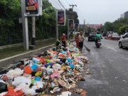DLH Kota Semarang Bersihkan Tumpahan Sampah dan Minta Maaf